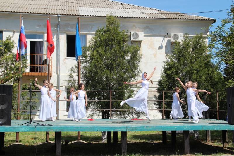 torzhestvennaya_chastj_prohozhdenie_lichnogo_sostava_garnizona_koncert_09_05_2016_62_web_62